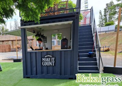 Instalación de césped artificial en evento Jack Daniels