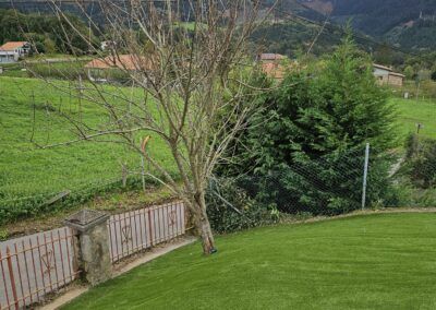 Césped artificial en jardín en forma de talud